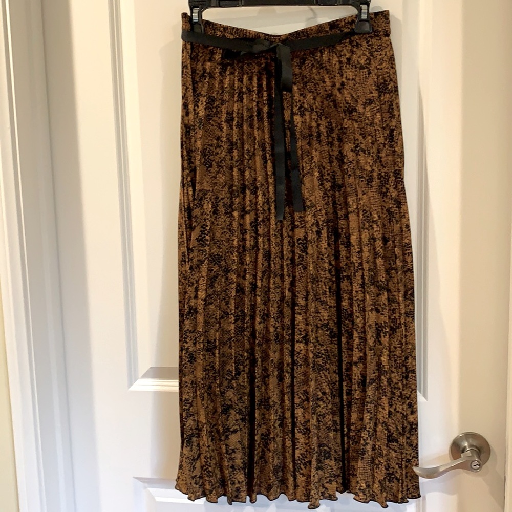 Pleated women skirt
